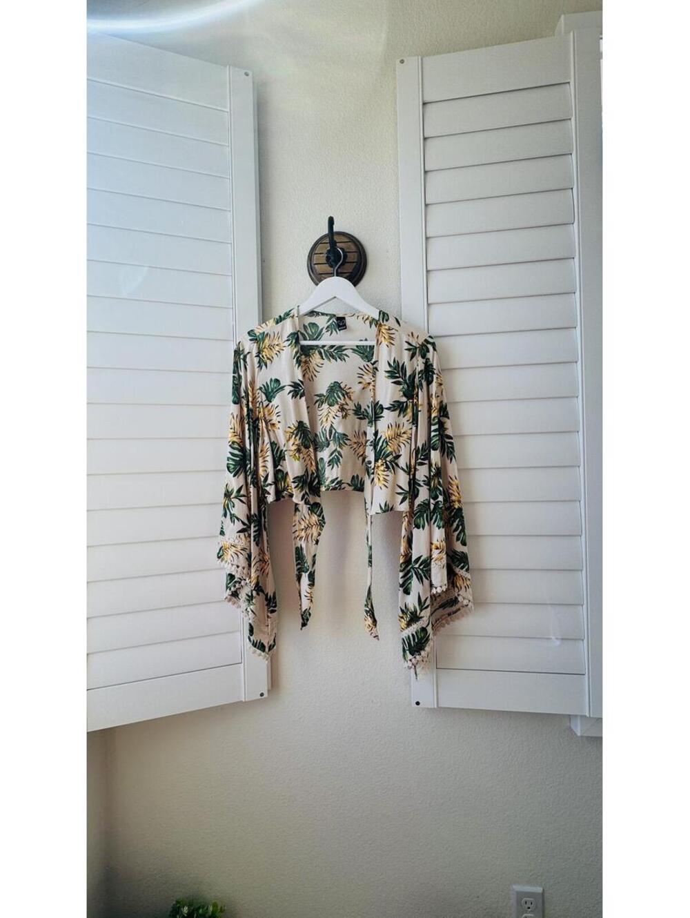 Windsor Tropical Palm Print Tie-Front Crop Top - Size L